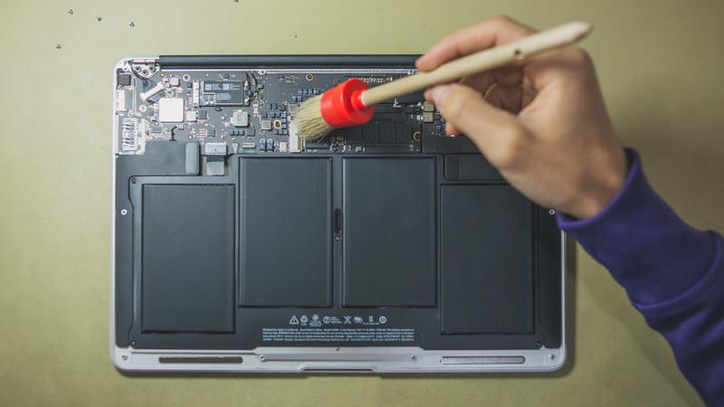 Как очистить Macbook от пыли